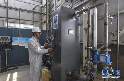 8月18日,在唐山国环环保科技,工作人员在对产品进行检测.